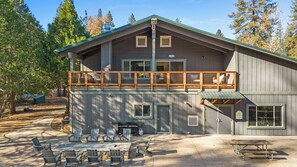 BBQ/picnic Area - Yosemite Lakes RV Resort (Groveland)