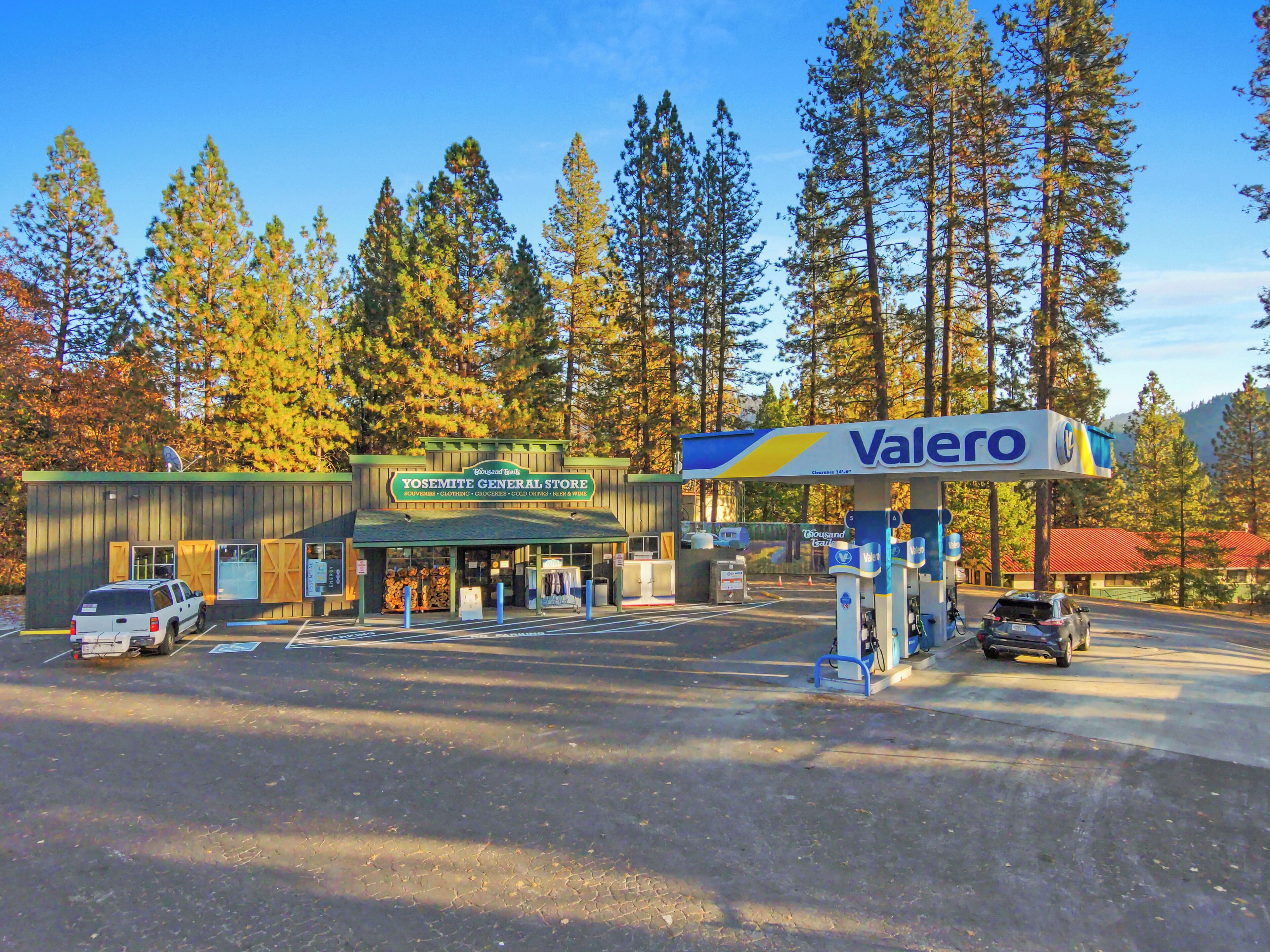 Una tienda de abarrotes llamada Yosemite General Store con una gasolinera al frente.