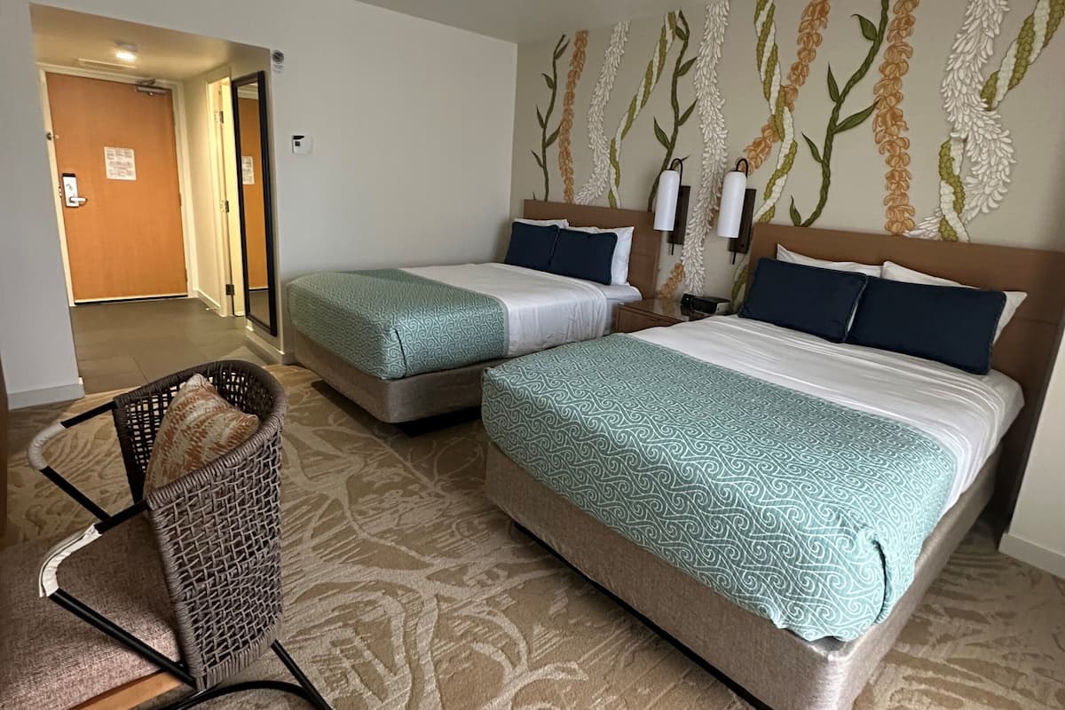 Phòng Superior, quang cảnh biển (Waikiki Tower) | Bàn, màn/rèm cản sáng, bàn ủi/dụng cụ ủi quần áo