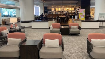 供应早餐、午餐和晚餐