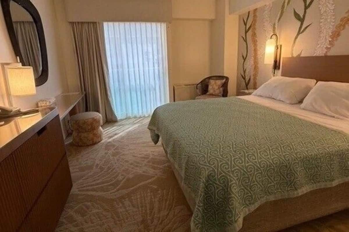 Phòng Tiêu chuẩn, 1 giường cỡ queen (Kona Tower Run of House) | Bàn, màn/rèm cản sáng, bàn ủi/dụng cụ ủi quần áo