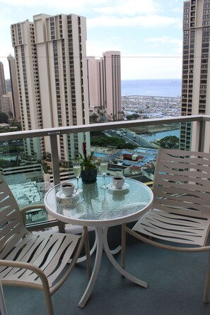 Habitación superior, vista al océano (Waikiki Tower) | Balcón