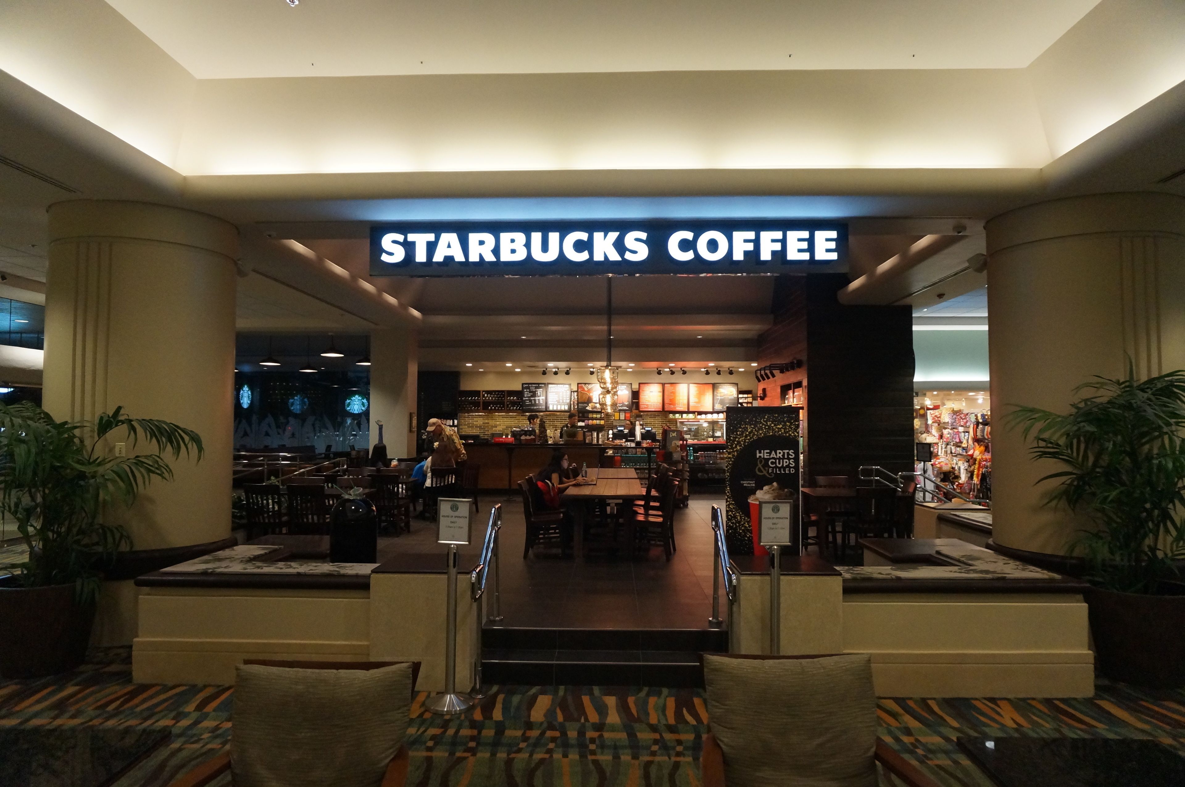 Entrada d'un Starbucks Coffee amb zones d'aixecament i una barra de fons.