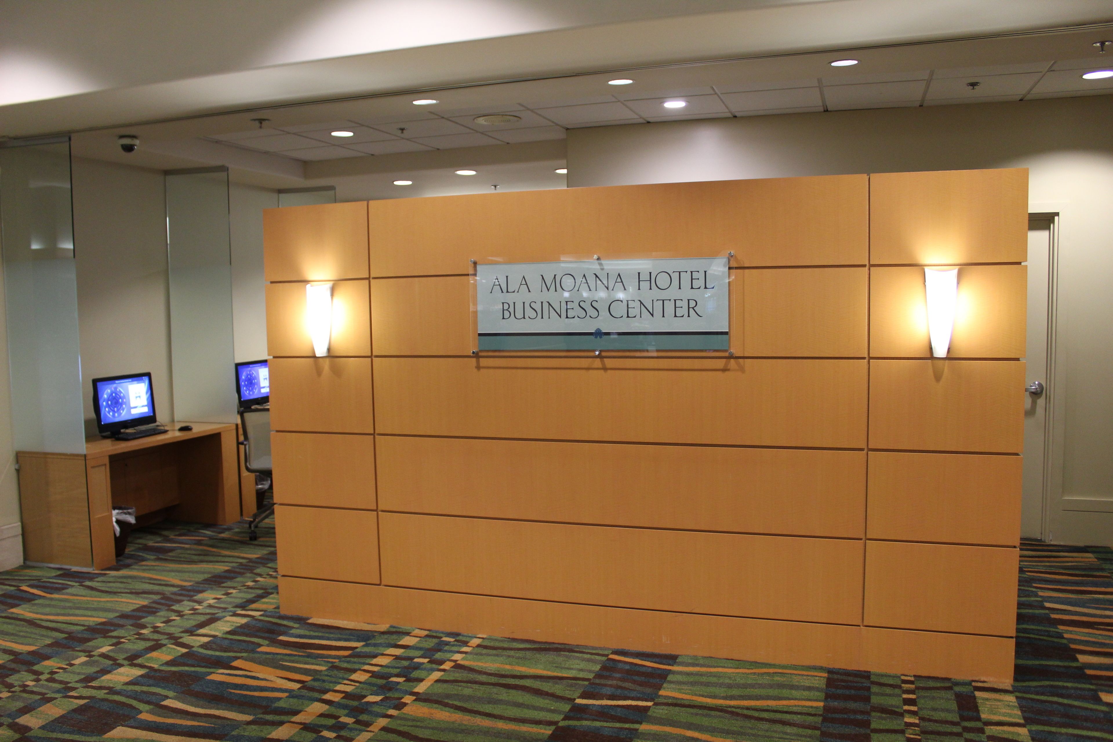 Een receptiegedeelte met een bord waarop staat 'ALA MOANA HOTEL BUSINESS CENTER'.