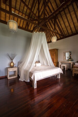 In-room safe, desk, rollaway beds, free WiFi - Ecosfera Hotel (Canggu)