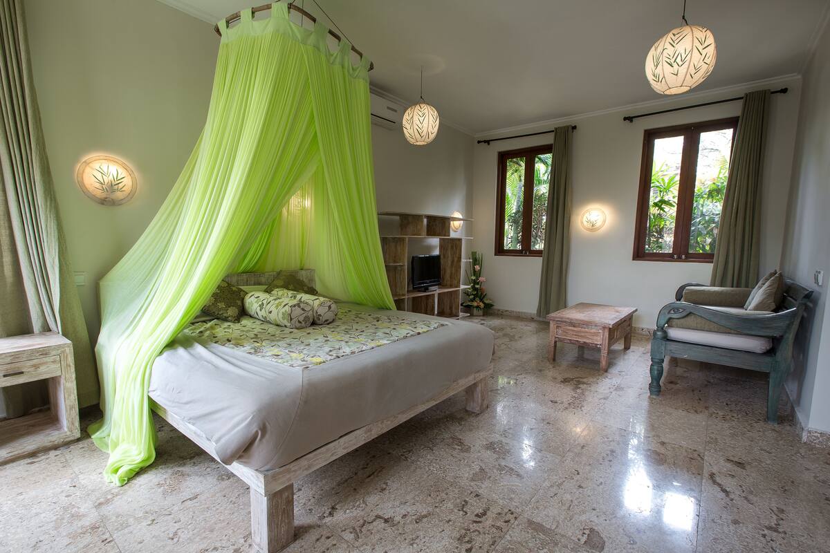 Suite, Garden View | In-room safe, desk, rollaway beds (surcharge), WiFi (free)