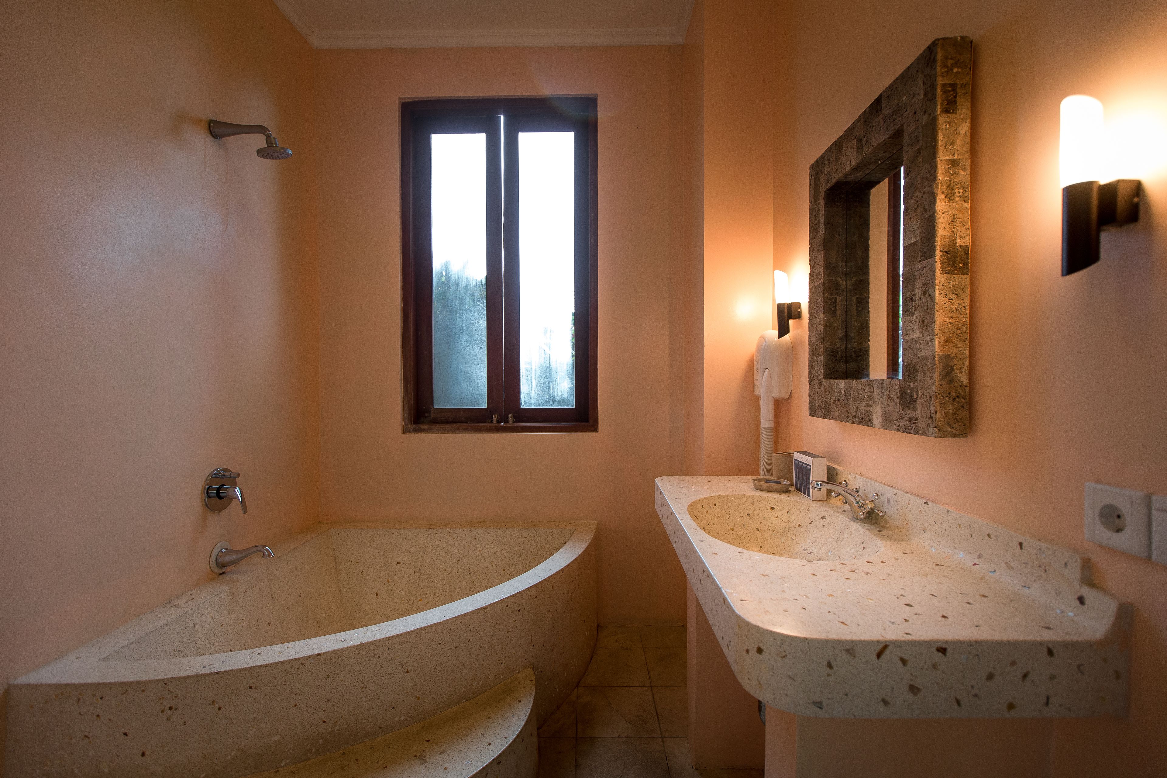 suite, garden view | bathroom | free toiletries, towels
