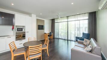 Apartemen, 1 kamar tidur | Area keluarga | TV