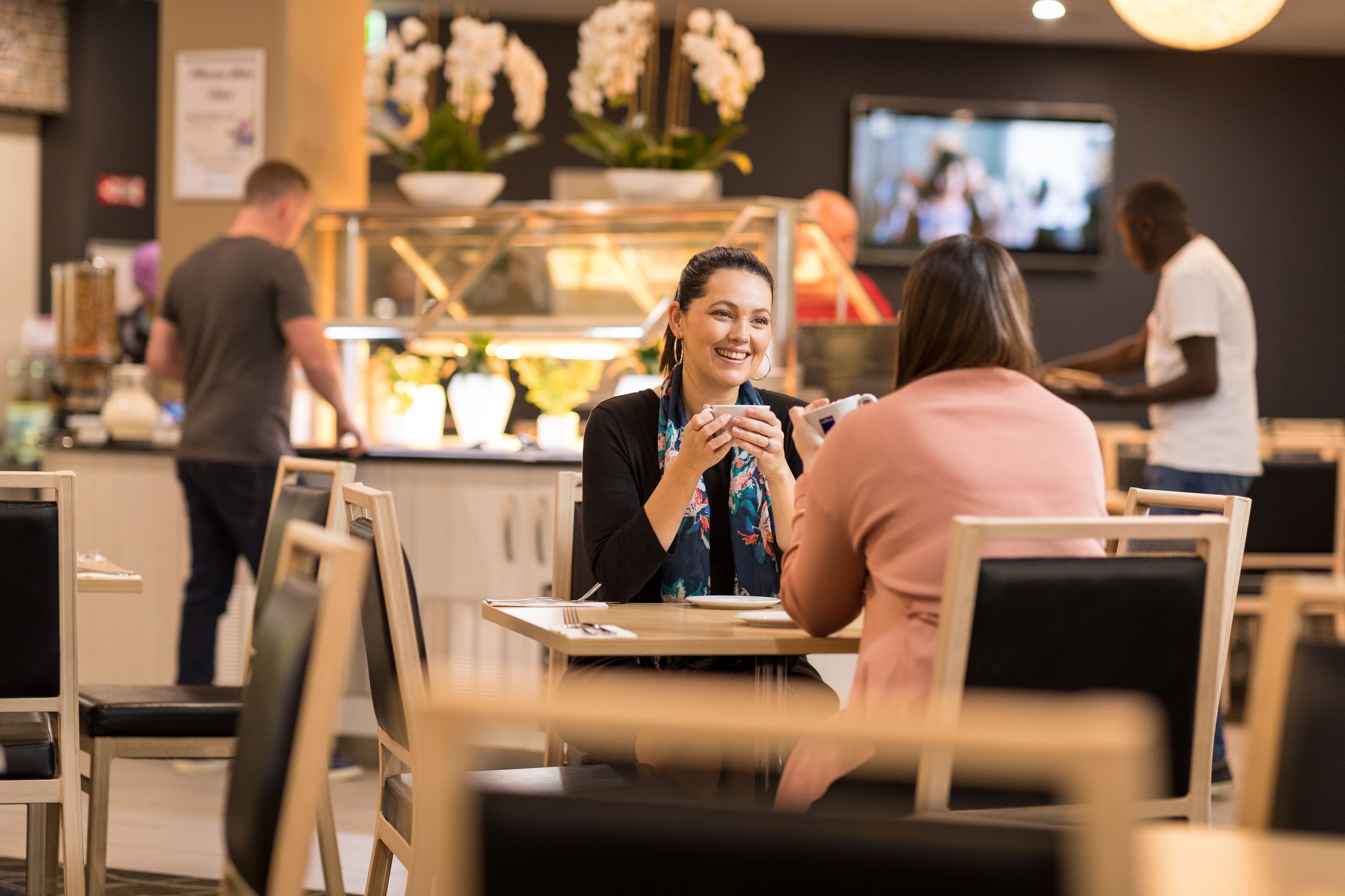 Se sirven desayunos y almuerzos, restaurante con mesas al aire libre 