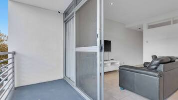 Apartament, 1 dormitori (Offsite and stair access only) | Balcó