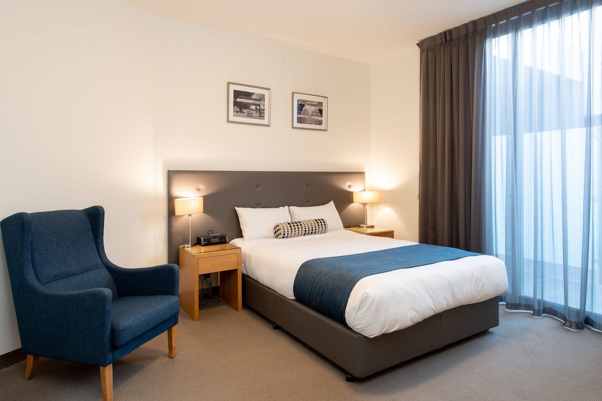 Deluxe Queen Room | In-room safe, iron/ironing board, free WiFi, bed sheets
