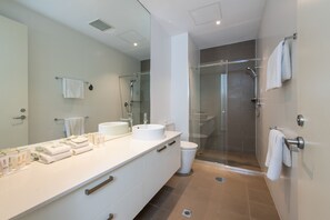 Free toiletries, hair dryer, towels - Mawson Lakes Hotel & Function Centre (Mawson Lakes)