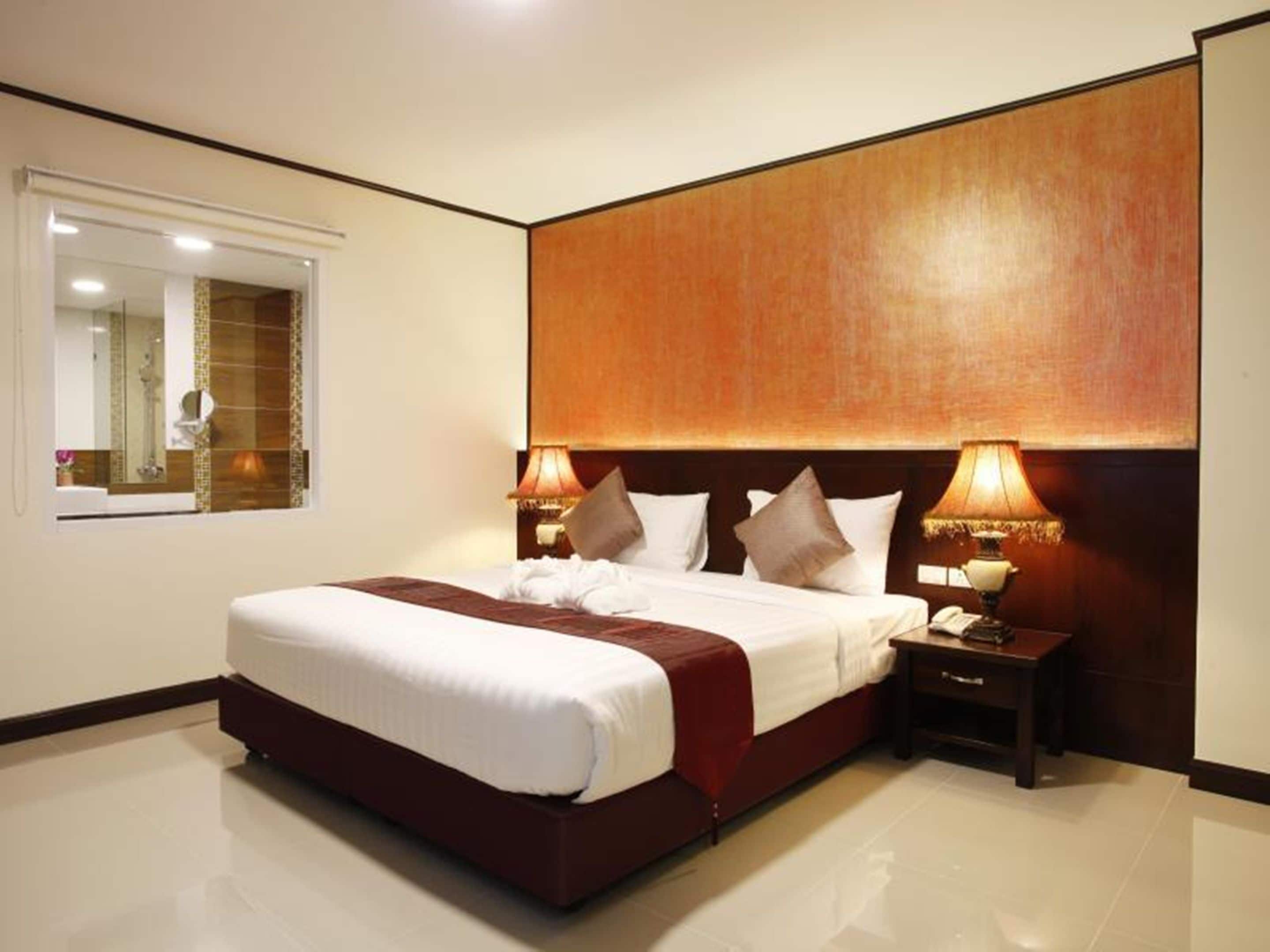 deluxe king bed | 1 bedroom, minibar, in-room safe, desk