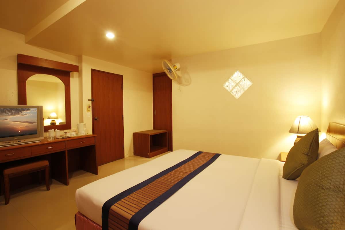 Minibar, in-room safe, desk, free WiFi