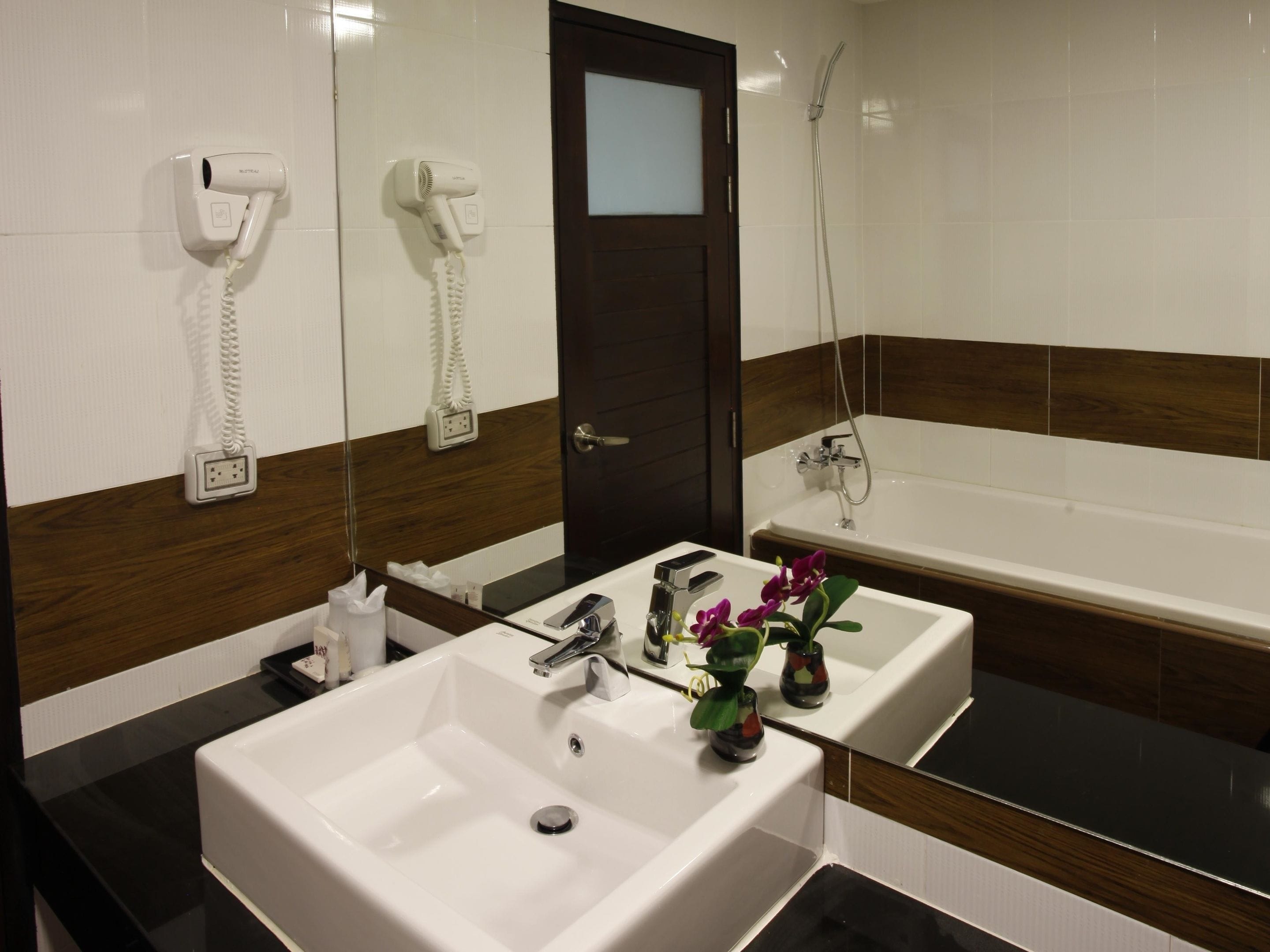deluxe king bed | bathroom | free toiletries, hair dryer, towels, shampoo
