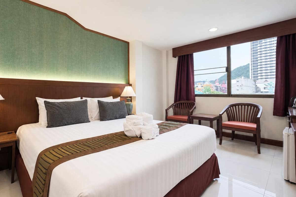 Standard King Bed | Bar mini, peti besi dalam bilik, meja, Wi-fi percuma