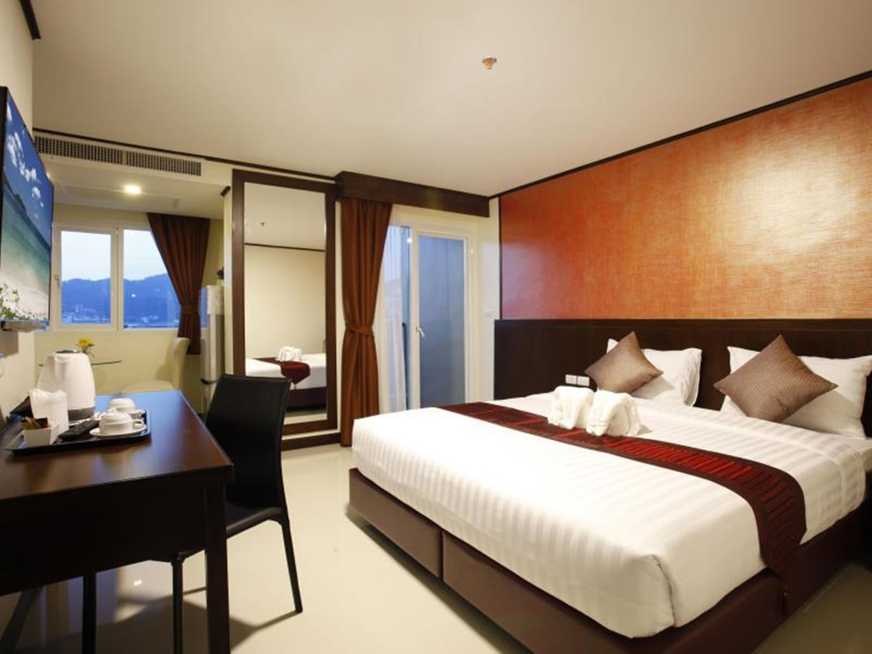 deluxe king bed | 1 bedroom, minibar, in-room safe, desk