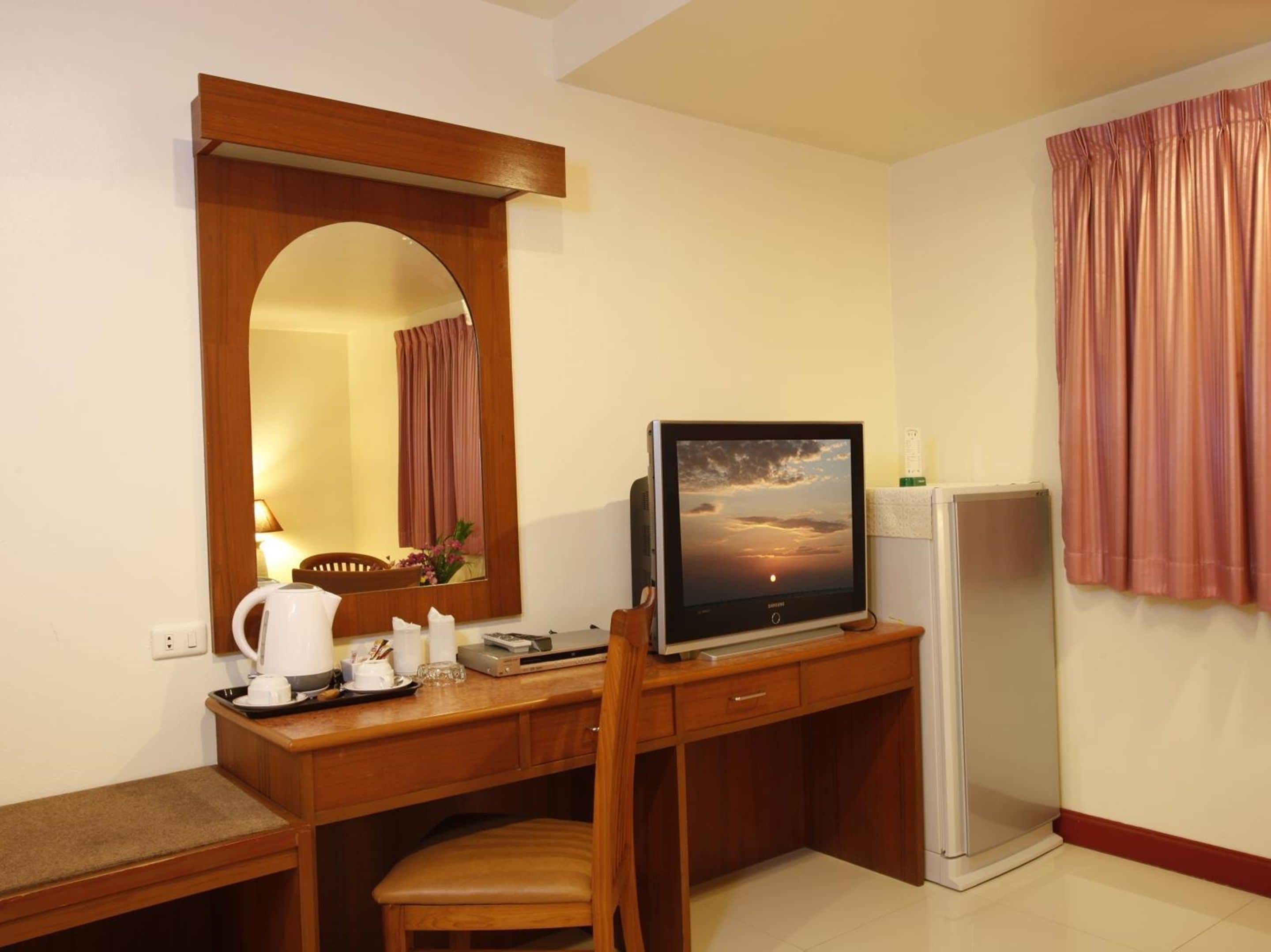 standard king bed | 1 bedroom, minibar, in-room safe, desk