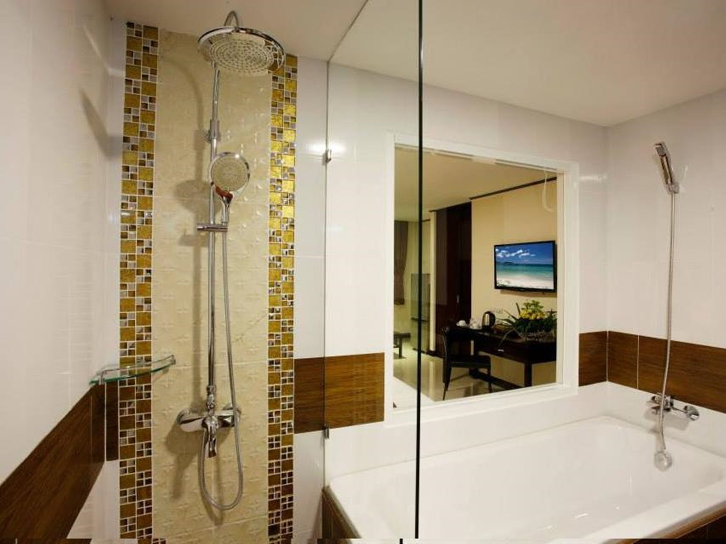 deluxe king bed | bathroom | free toiletries, hair dryer, towels, shampoo