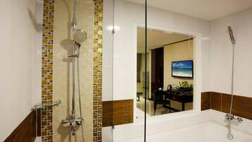 Deluxe King Bed | Baño | Artículos de higiene personal gratuitos, secador de pelo y toallas
