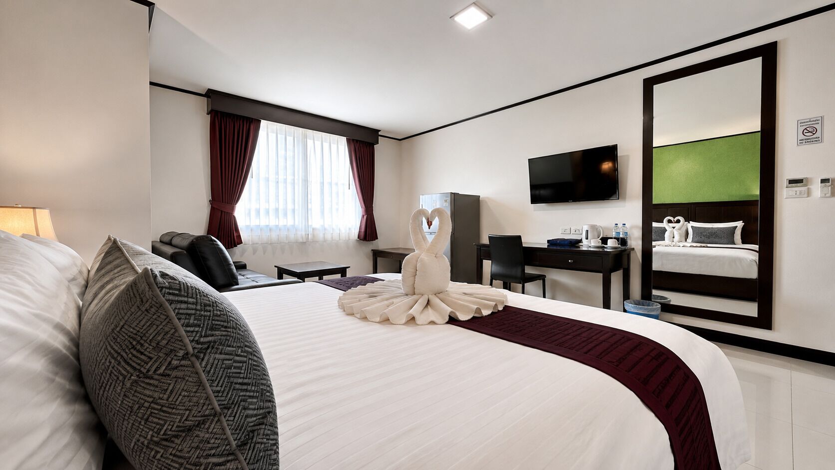Superior King Bed | Bar mini, peti besi dalam bilik, meja, Wi-fi percuma 