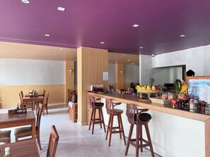 朝食、ランチ、ディナーに営業