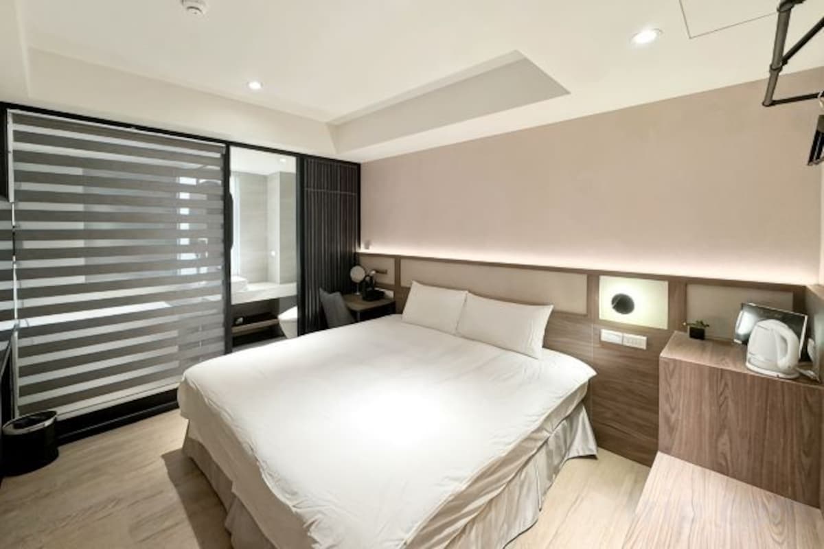Peralatan tempat tidur premium, tilam berlapik, peti besi dalam bilik
