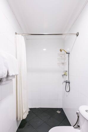 Deluxe Double Room | Bilik Mandi | Pancuran mandi, pengering rambut, tuala disediakan 