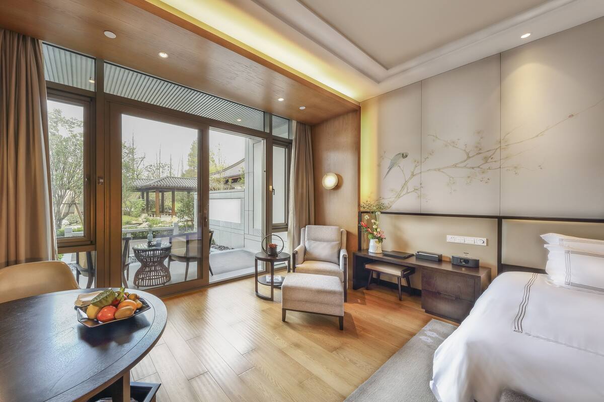 Courtyard View Room (King Bed) in Building No.8