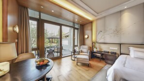 Courtyard View Room (King Bed) in Building No.8