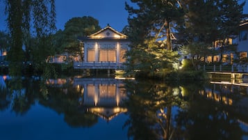 디럭스룸, 킹사이즈침대 1개, 호수 전망 (Inner-lake) | 1 개의 침실, 고급 침구, 미니바, 객실 내 금고