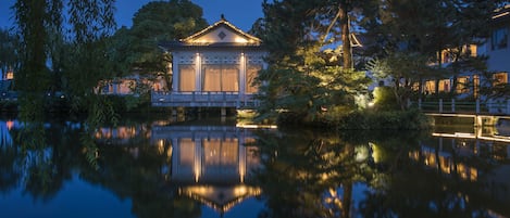 디럭스룸, 킹사이즈침대 1개, 호수 전망 (Inner-lake) | 1 개의 침실, 고급 침구, 미니바, 객실 내 금고