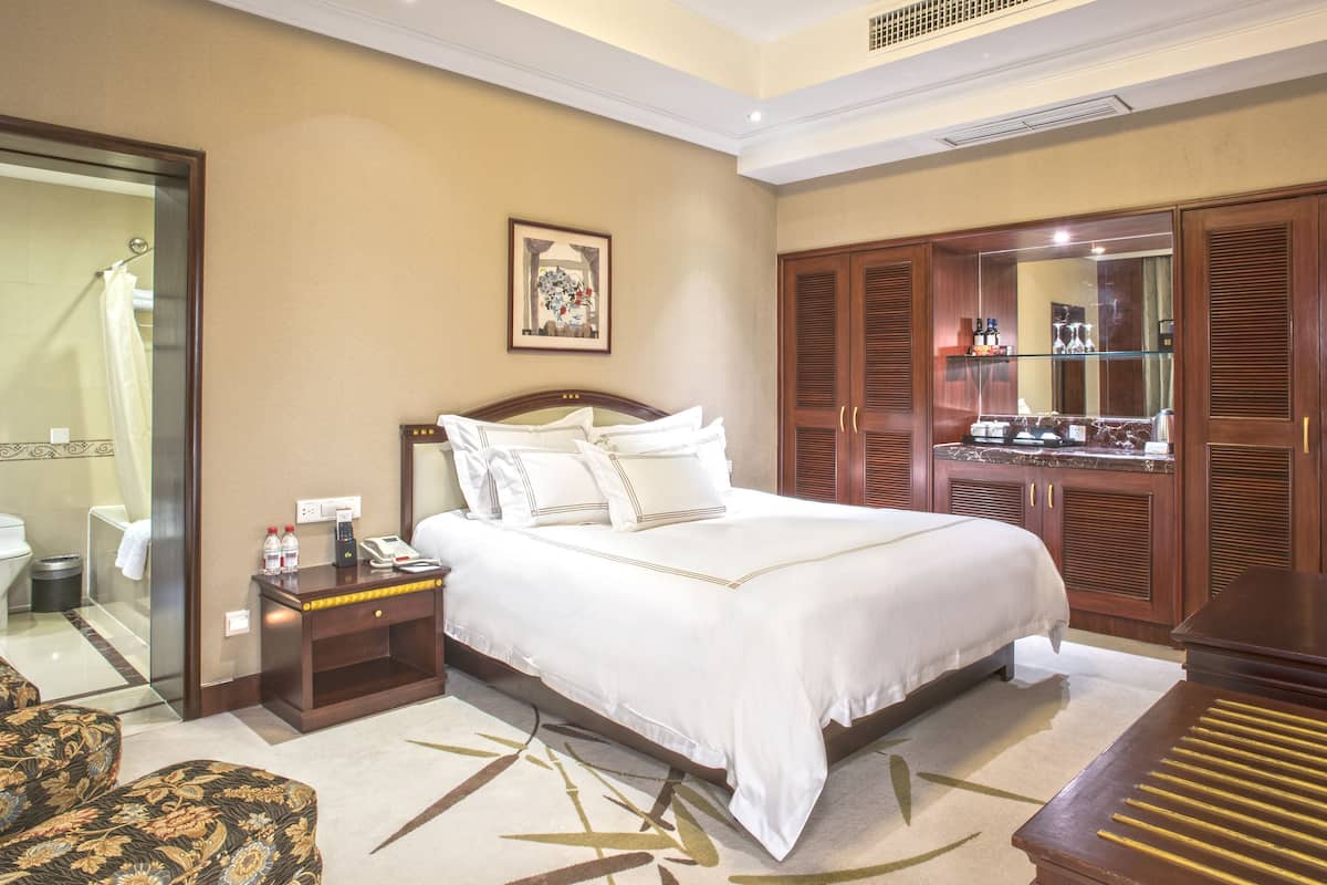 1 bedroom, premium bedding, minibar, in-room safe