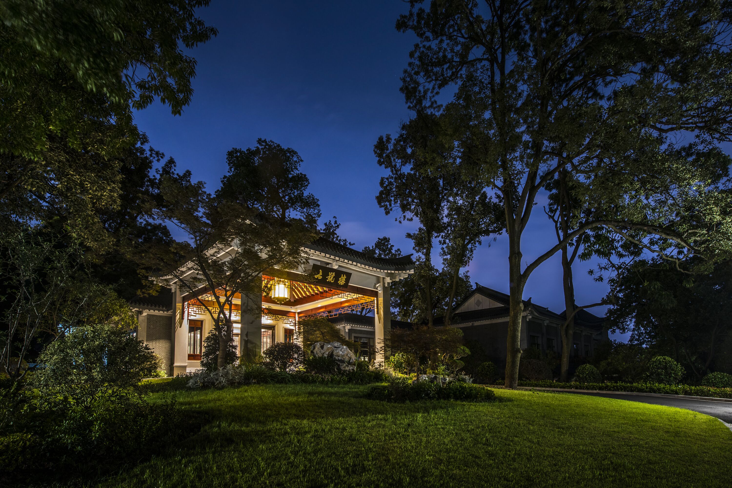 courtyard view room (king bed) in building no.7 | view from room