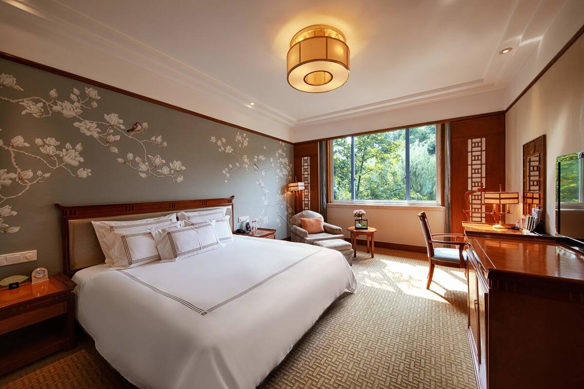 King Room with Courtyard View | Living area