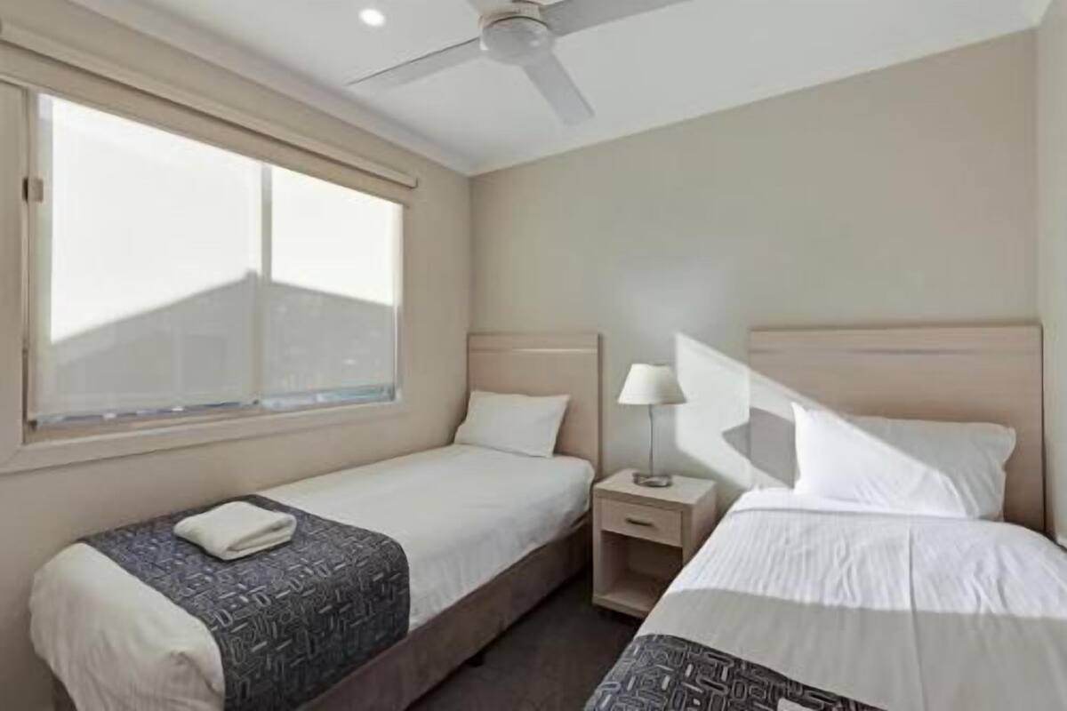 Tabla de planchar con plancha, wifi gratis y ropa de cama