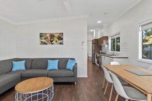 Deluxe huisje, 2 slaapkamers (Sleeps 6) | Woonruimte | Lcd-televisie