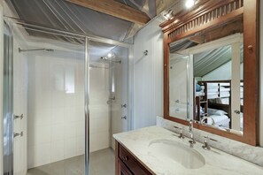 Economy Safari Tent | Bathroom | Free toiletries, towels, soap, shampoo - Discovery Parks - Dubbo (Dubbo)