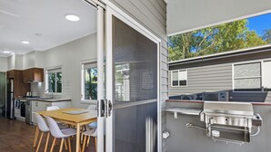 Deluxe 2 Bedroom Cabin - Sleeps 6 | Terrace/patio - Discovery Parks - Dubbo (Dubbo)