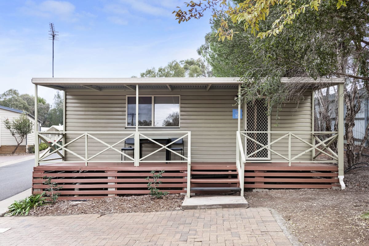 Standard Studio Cabin | 3 bedrooms, iron/ironing board, free WiFi, bed sheets