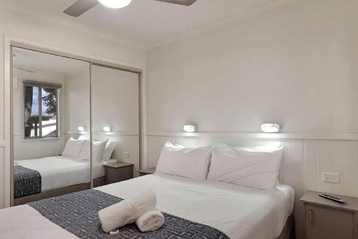 Tabla de planchar con plancha, wifi gratis y ropa de cama