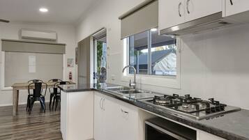Cabane Deluxe, 2 chambres | Cuisine privée | Réfrigérateur, micro-ondes, cafetiÚre/bouilloire, grille-pain