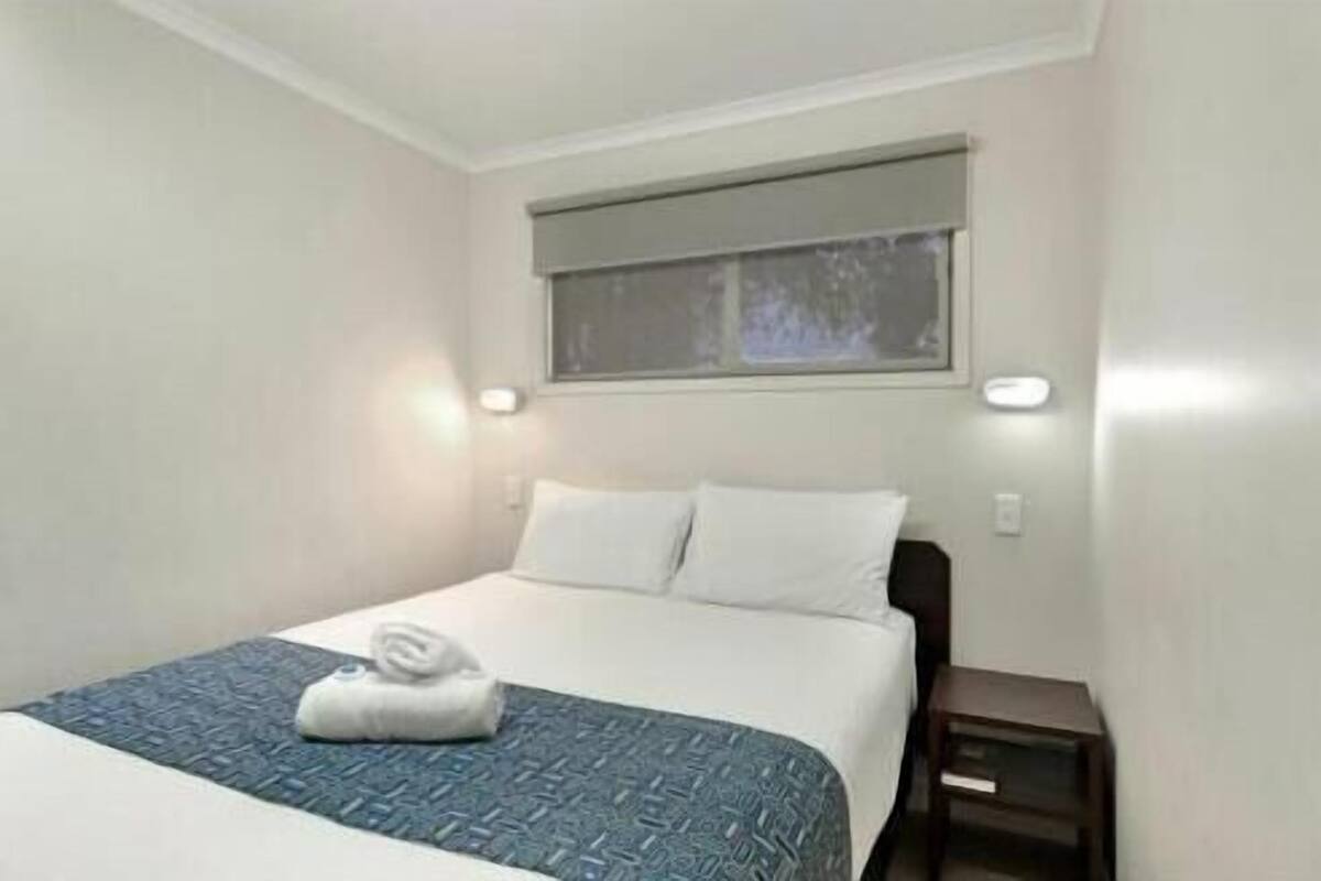 Tabla de planchar con plancha, wifi gratis y ropa de cama