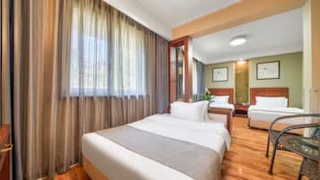 Habitación triple | Caja de seguridad en la habitación y escritorio