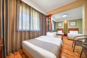 Caja de seguridad en la habitación y escritorio 