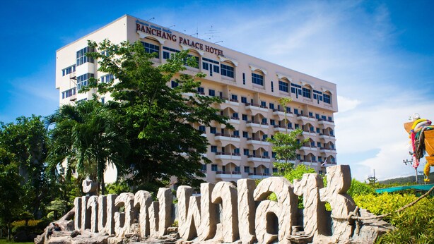 Un edificio de varios pisos con balcones y un cartel que dice 'BANCHANG PALACE HOTEL'.