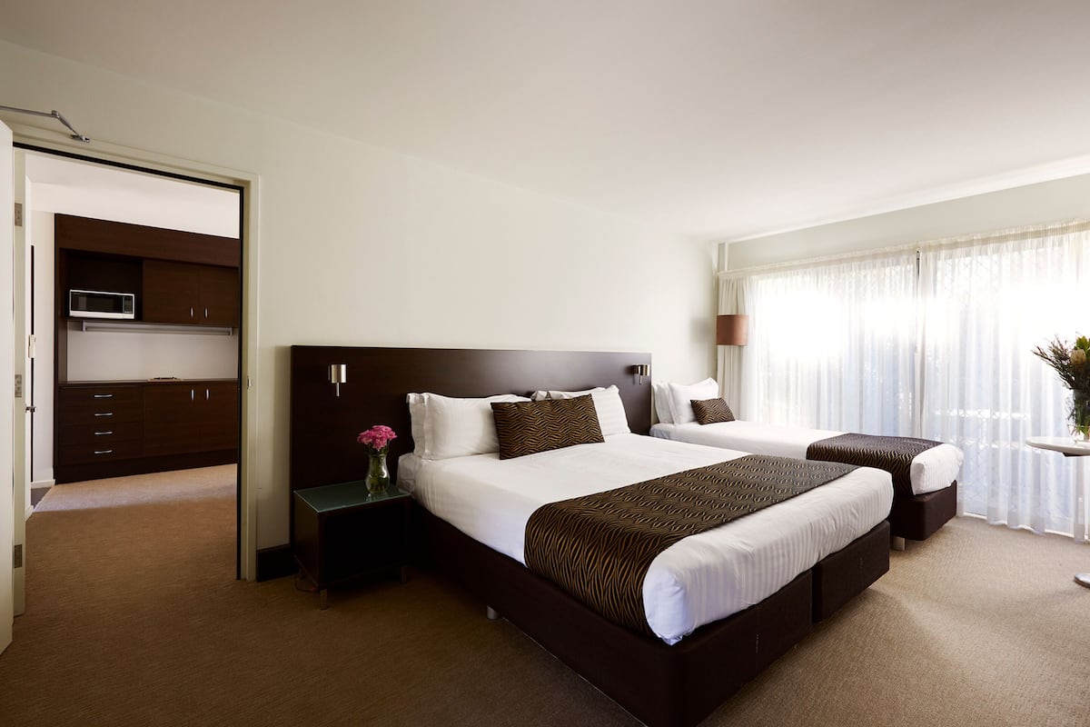 Premium bedding, desk, iron/ironing board, free WiFi