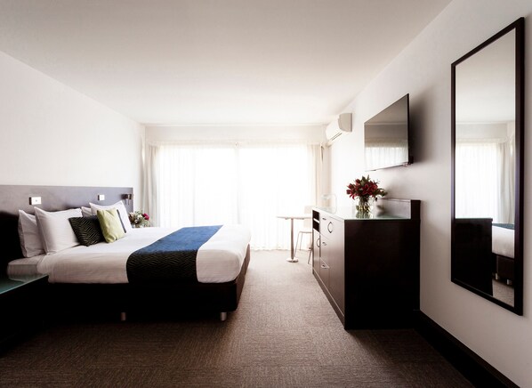 Executive Room | Premium bedding, desk, iron/ironing board, free WiFi - Station Motel Parkes (Parkes)