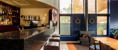 Petit déjeuner et dîner servis sur place