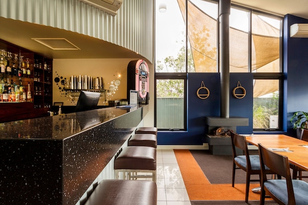 Melayani sarapan dan makan malam